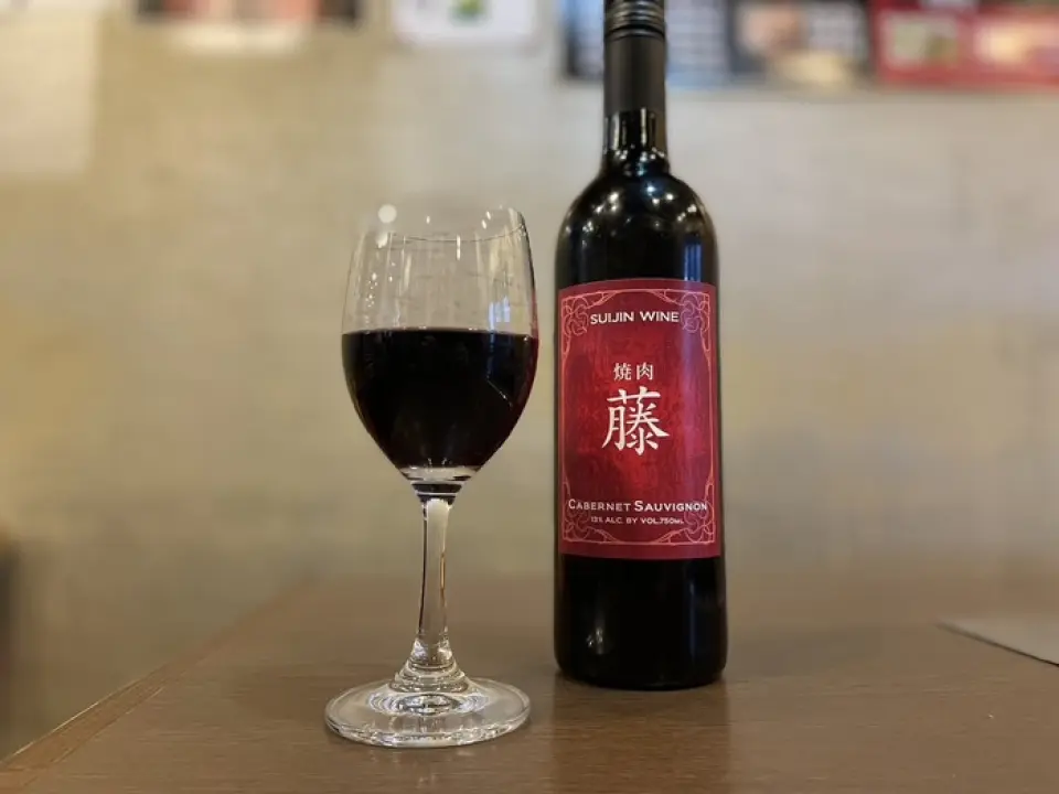 我們的原創紅酒與烤肉非常相配，是老顧客中很受歡迎的飲料。更推薦在特殊時刻享用更高級的招牌葡萄酒！我們也提供各種韓國飲料，如馬格利（米、黑豆）、生馬格利、茶米酒和真露。當然，我們也有許多標準飲料菜單，如朝日啤酒、高球酒和楚海啤酒。找到你最喜歡的與烤肉搭配的菜餚♪