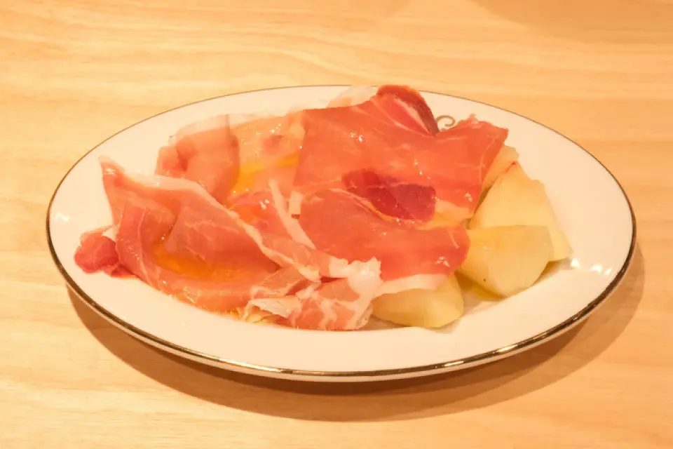 The best combination!! It's also very popular among women. This combination goes perfectly with our wines!