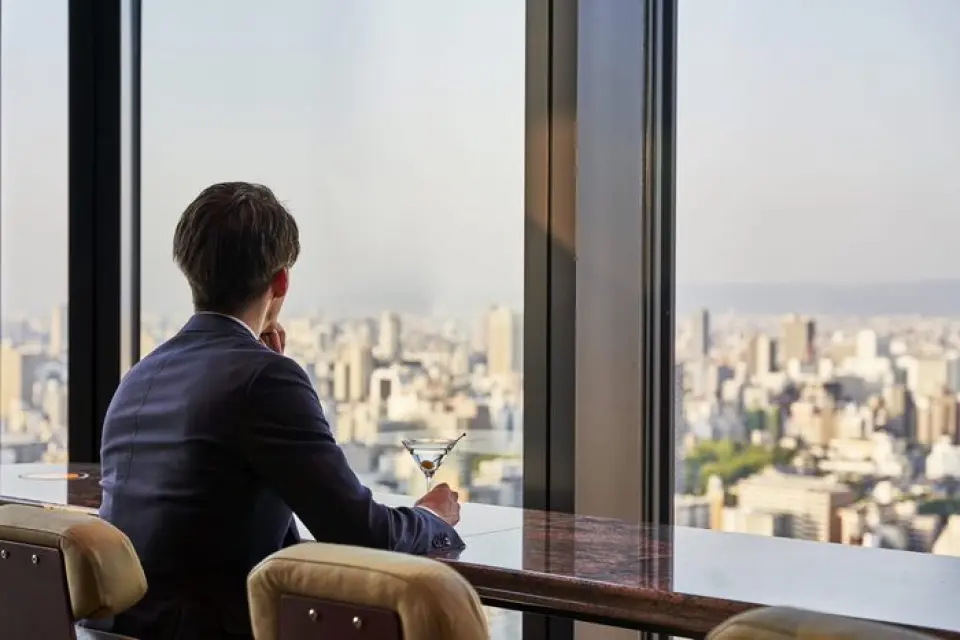 오후 6시부터 파노라마 야경을 감상하며 로맨틱한 시간을 보내실 수 있습니다. 바텐더가 신중하게 선택한 오리지널 칵테일을 비롯하여 다양한 알코올 음료와 와인을 제공합니다. 좋아하는 음료를 찾는 데 시간을 내주세요.