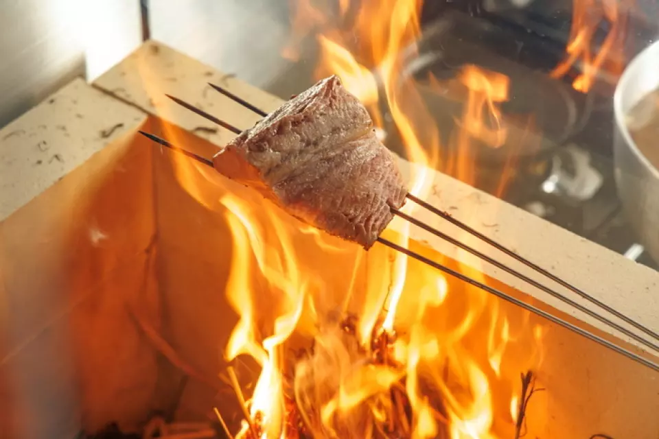 Nationwide, seared bonito is most commonly eaten with ponzu sauce, but at our restaurant, we stick to the authentic Tosa style of grilling the bonito over straw and eating it with sun-dried salt. Straw-grilled bonito has been featured in the media and has become a hot topic, and is now available at many restaurants across the country, but at Igosso, we will continue to protect the authentic taste and commitment. The rising fire and the aroma that fills the restaurant... Enjoy with all five senses!