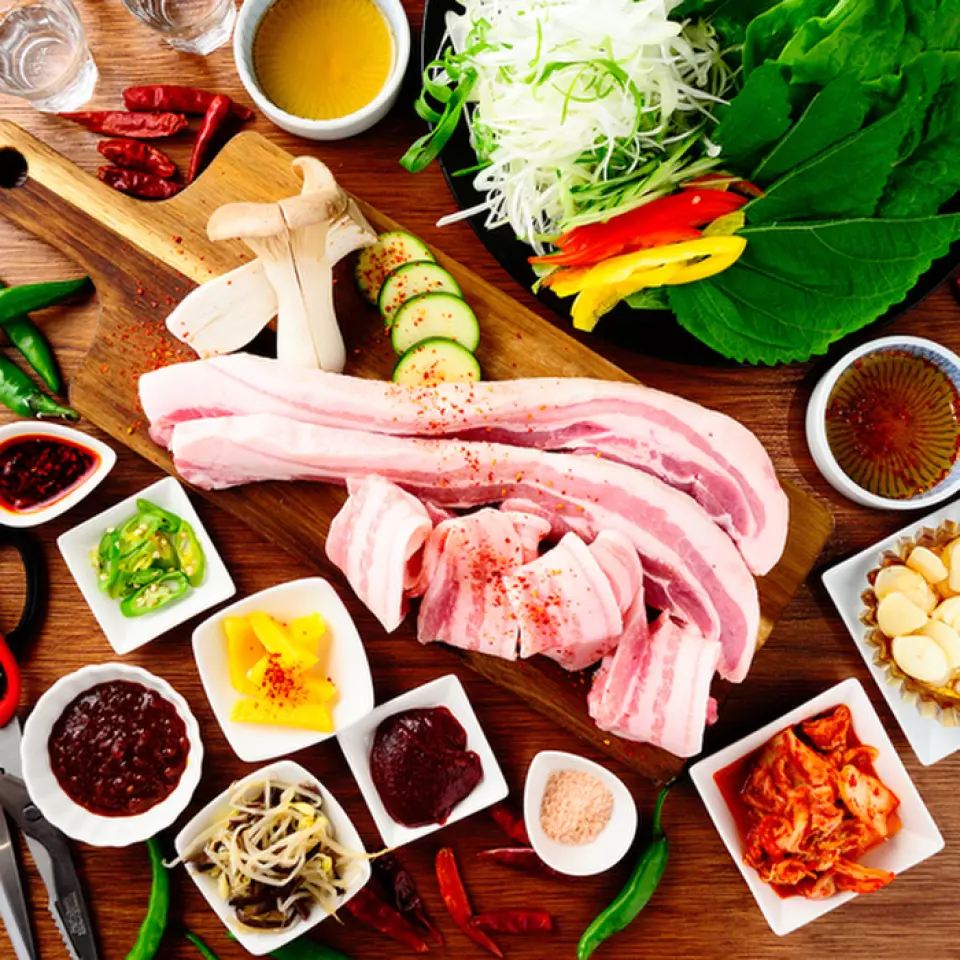 鹿兒島縣霧島的優質五花肉，大量色彩繽紛的蔬菜和10種調味品
