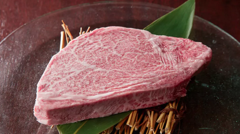 令人驚訝的是無與倫比！使用仙台牛等A5級黑毛和牛製成的“夏多布里昂”，每克25日元。品質與高級店相同，但價格卻是其價格的1/2～1/3左右♪ 1人200g以上按重量出售！推薦的吃法是“Onzaraisu”，這也是餐廳的名字。將厚厚的夏多布里昂牛排放在米飯上，滴下蛋黃，即可享用我們的肉來自可靠的生產商。無論如何，味道還是有保證的！