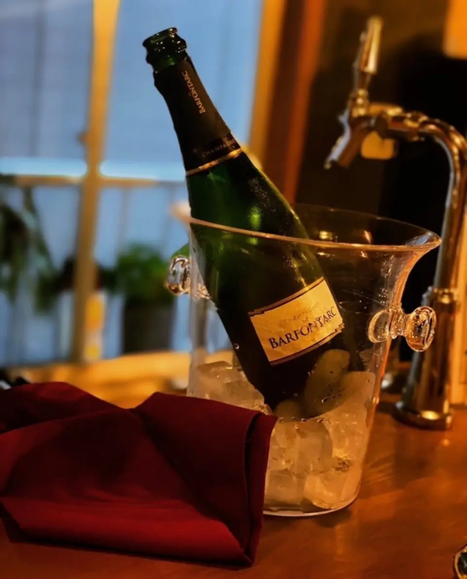 시부스키는 신중하게 선택한 와리시타 소스와 와인으로 캐주얼하게 스키야키를 즐길 수 있는 유일한 곳입니다! 이 성인의 은신처에서 즐기세요.