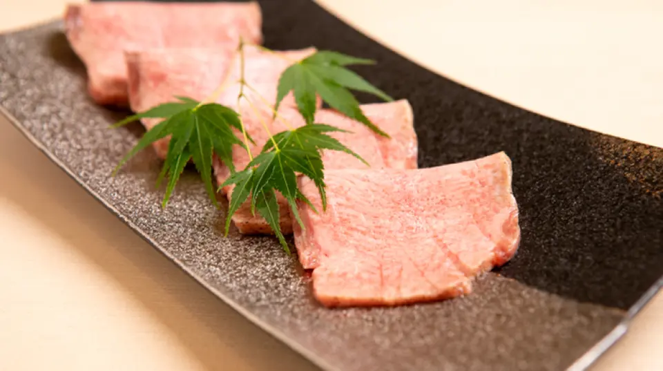 您可以在烤肉和創意菜餚中品嚐到受歡迎的品牌牛肉和優質黑毛和牛。最值得一提的食材是松阪牛肉。我們餐廳的魅力之一是您可以享用幾乎整塊肉，從牛腰肉和魚片到內臟、舌頭和夏多布里安等稀有部位。當您將顆粒細膩、具有美麗大理石花紋的肉放入口中時，柔軟而甜美的脂肪就會融化，獨特的風味就會蔓延開來。享受觸動您身體和靈魂的奢華時刻。