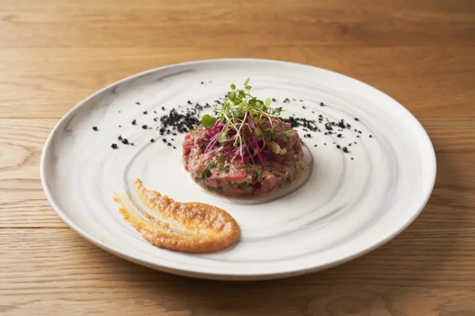 【熊本赤牛×草饲牛肉】下单后，我们将极其稀有的自家和牛精心制成titatapu。鞑靼牛排采用最优质的草饲牛肉瘦肉、北海道味噌和香草制成。