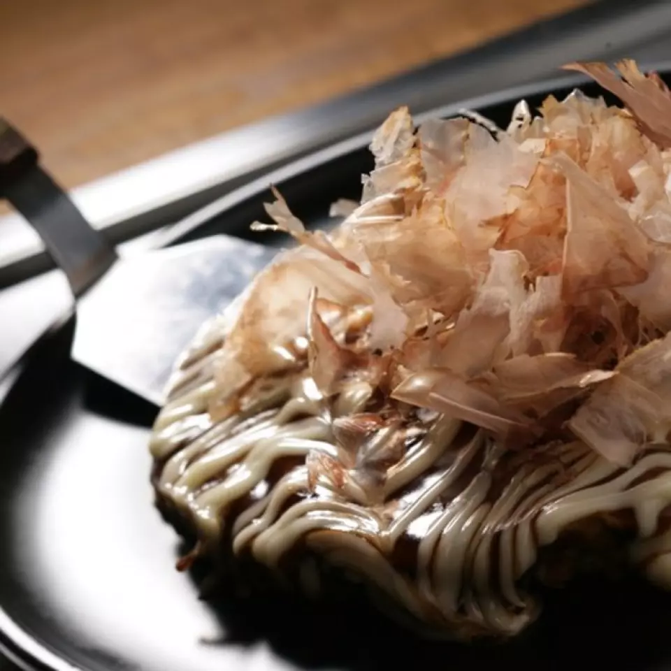 Our okonomiyaki uses plenty of yam! Please enjoy our hot and fluffy okonomiyaki.