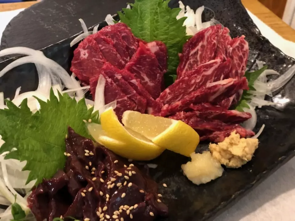 The horse meat sashimi is delivered directly from Kumamoto and is delicious! You can enjoy the chewy texture.