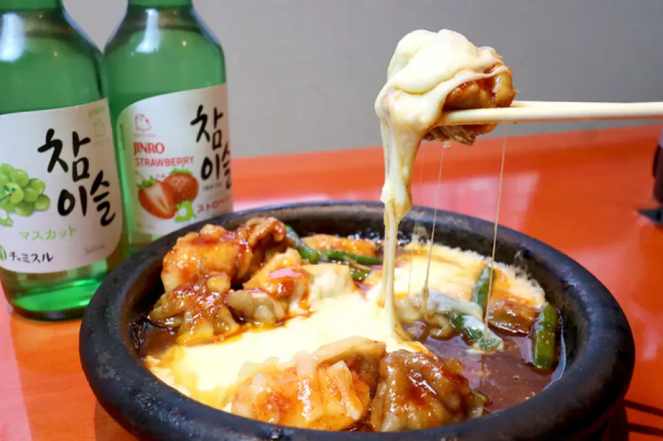You can also enjoy the all-you-can-eat cheese menu, which has a melty texture and rich flavor! We recommend the "Shrimp Cheese Fondue," which is a big hit in Korea. Enjoy the cheese poured into the depressions of the takoyaki hotplate, mixed with plenty of plump shrimp. "Cheese Dakgalbi" is also on the all-you-can-eat menu. This dish is made by adding cheese to sweet and spicy chicken and vegetables grilled together on a hotplate, creating a fragrant dish. You'll find yourself drinking more and more of your alcoholic beverages.