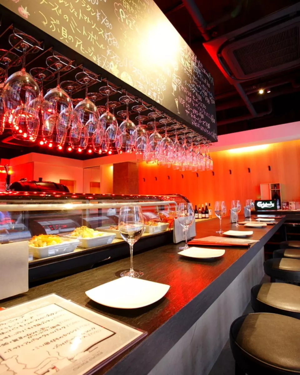 The counter seats are perfect for when you want to have a glass of wine after a meal. How about a glass with ajillo?