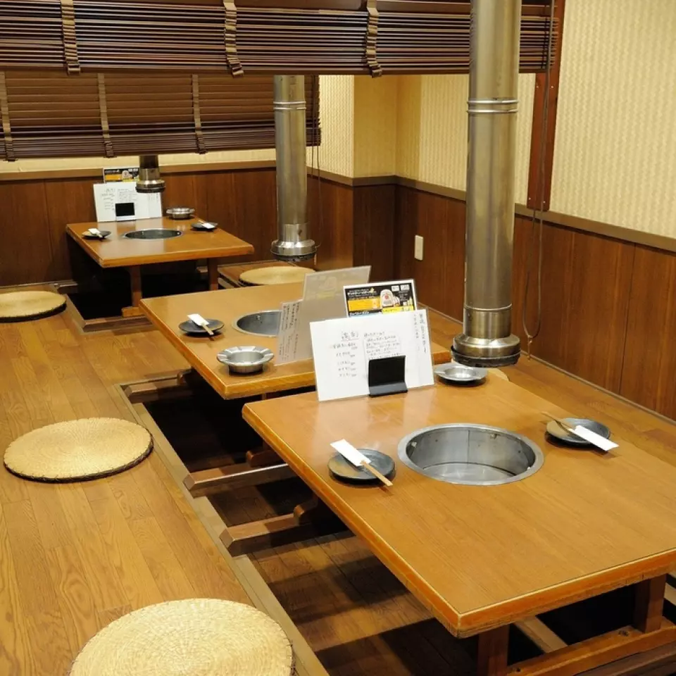 本店交通便利，距离堺筋本町站仅1分钟路程。店内以白色和棕色为主色调，营造出轻松友好的氛围。宽敞的榻榻米房间也可以用作私人房间！每张桌子都配有七个轮子和管道◎享受你的肉而不用担心烟雾或气味。宽敞而平静的空间非常适合下班后聚会或日常招待！我们还承办最多 10 人的宴会，请随时与我们联系。
