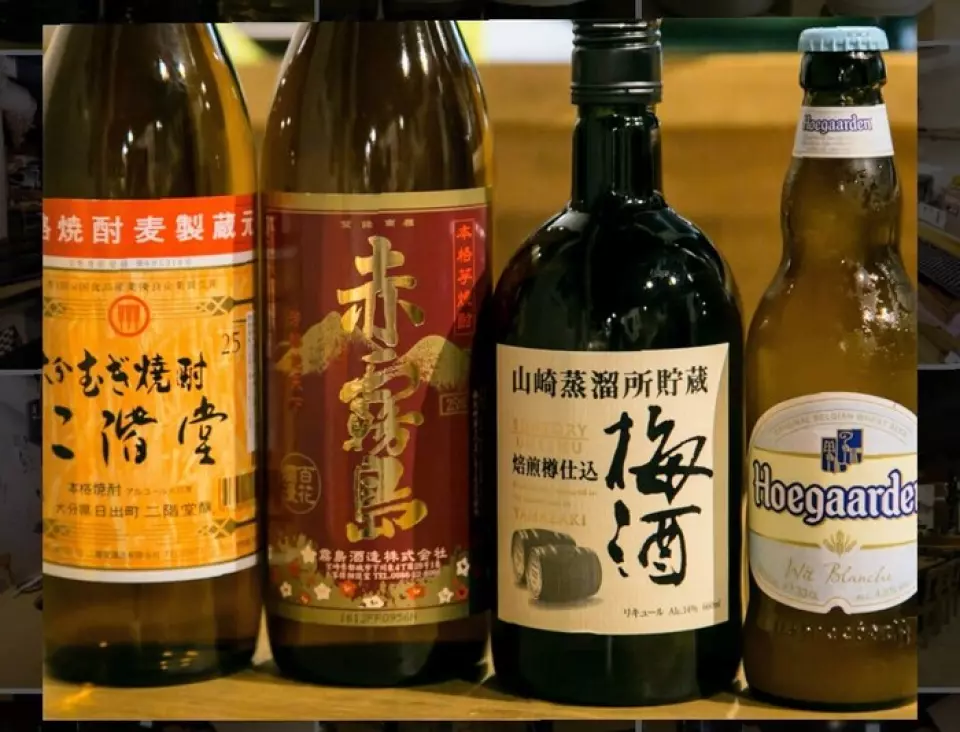 我们提供鸡肉生鱼片、炭烤鸡肉、鸡肉天妇罗、斗鸡、早磨鸡等多种饮品，让您可以享受与各种烹饪方法和口味相匹配的酒精饮料。从清酒到烧酒、马格利酒和楚海，我们不仅对鸡肉很讲究，还对可以搭配它享用的酒精饮料也很讲究！ ！