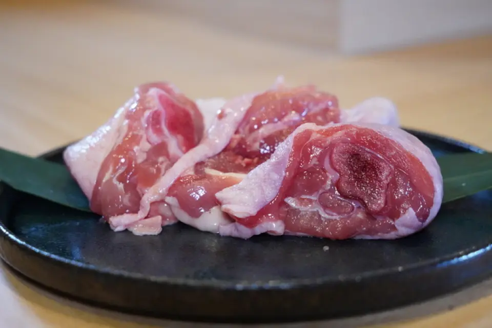 Thương hiệu gà tự hào "Oyamadori" của Tỉnh Tottori được nuôi dưỡng thoải mái trong bầu không khí tuyệt đẹp của Núi Daisen, nơi nổi tiếng với nguồn nước suối và nguồn nước tự nhiên dưới lòng đất ở địa phương. Chúng được nuôi lâu hơn gà thịt thông thường và được cho ăn thức ăn không chứa kháng sinh sau 28 ngày tuổi. Mỗi con gà đều được làm mát bằng công nghệ độc đáo của chúng tôi trước khi vận chuyển nên hầu như không bị mất chất dinh dưỡng hay hương vị, đồng thời hương vị nguyên bản của gà vô cùng đậm đà và tinh tế. Yakitori, mizutaki. Hãy tận hưởng nội dung trái tim của bạn.