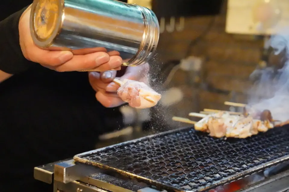 Cho dù bạn sử dụng loại gà có chất lượng tốt đến đâu thì yakitori có thể ngon hoặc dở tùy thuộc vào người làm ra nó. Tại nhà hàng của chúng tôi, chúng tôi cẩn thận xiên từng con gà thả vườn có thương hiệu "Oyamadori" mà chúng tôi mua đầu tiên vào buổi sáng, từng con một. Chúng tôi sẽ phục vụ bạn tất cả những phần ngon nhất của con gà trong một món ăn. Sử dụng than củi, loại than khó xử lý và đun nóng vào thời điểm hoàn hảo. Muối đặc sản của chúng tôi là sự pha trộn của nhiều loại muối, mang lại hương vị của thịt gà và cung cấp cho khách hàng ở trạng thái tốt nhất. Hãy thưởng thức món yakitori tinh tế này.