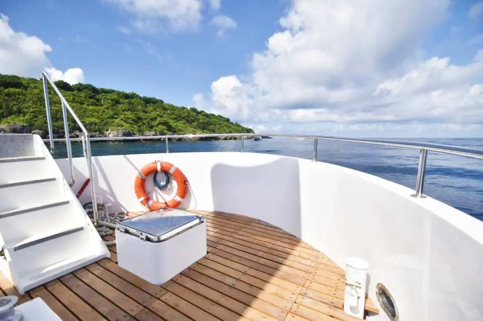 小琉球探索拉美半潛艇寬敞甲板，配有救生圈與安全設施，可欣賞遠方翠綠的島嶼風光，提供舒適觀景體驗。