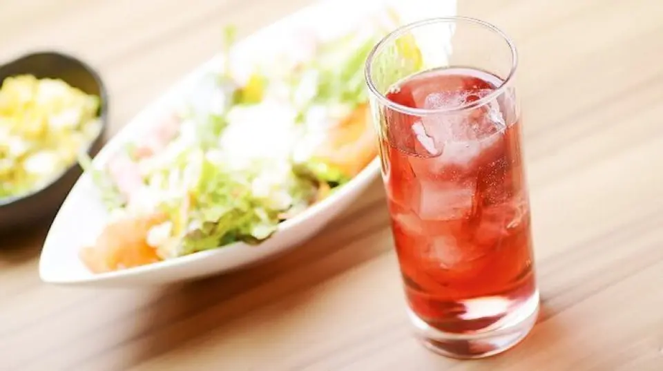 We also have a wide variety of drinks to complement your meal. We especially recommend the local cocktail "Aka Bakudan," which has long been popular in Kyoto's downtown area, and alcohol made with extracts imported from Germany, which is still rare in Japan. We also have a wide variety of other drinks available, from standard to rare brands. They go perfectly with Kyoto-style okonomiyaki! Please choose your favorite drink and enjoy a fun time.