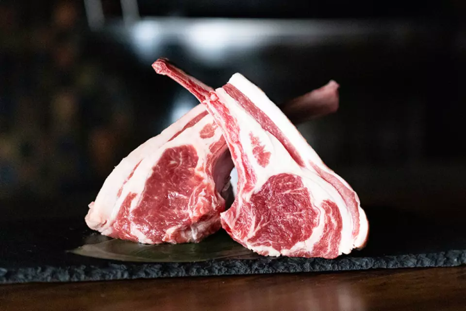 We use Australian lamb that is rich in fat and tender. You can enjoy fresh lamb that is carefully selected for its rich fat, without any unpleasant odor or unpleasant taste. We offer carefully selected brand lamb, including premium lamb that spreads its flavor with every bite. We always offer organic lamb, although in limited quantities. We also have the world's best brand lamb, "Roaring Forties Lamb," in stock! Raised on pastures exposed to the sea breeze of the Tasmanian Islands, this lamb has good meat quality and is truly exquisite. Please order now.