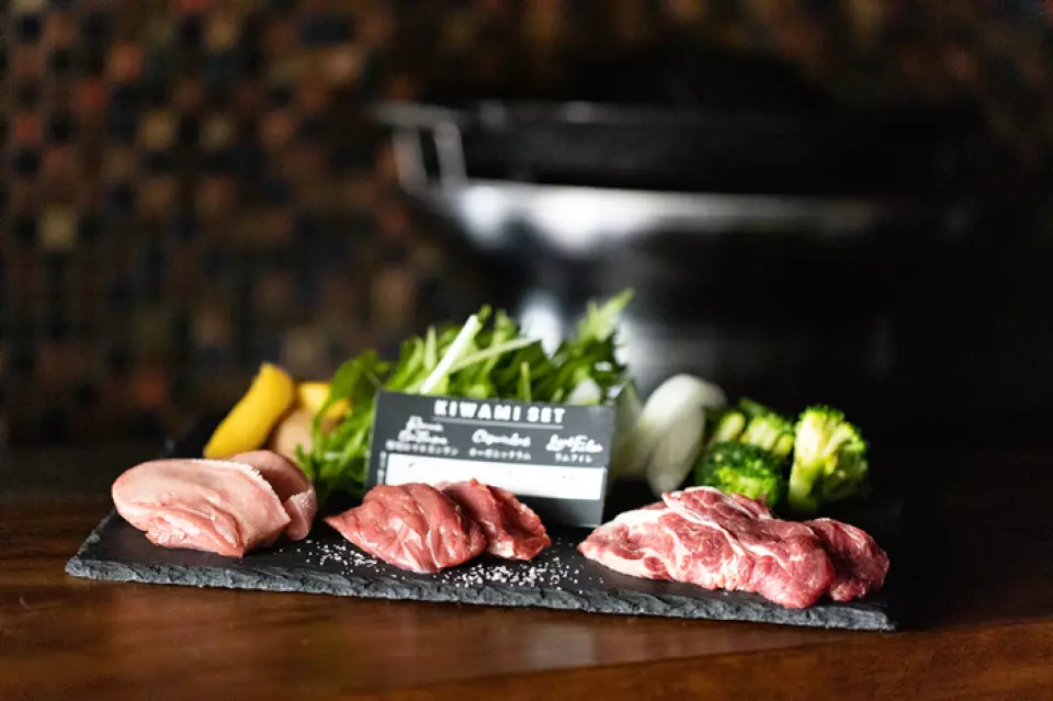 "KIWAMISET" allows you to taste thick-sliced tongue, lamb fillet, and premium shoulder loin. While regular lamb is served with soy sauce-based sauces, these three types of high-quality meat are best enjoyed directly with salt such as lemon salt or wasabi salt. Other dishes that are also delicious are "salted lamb tataki" made to order with a crispy surface, "lamb burger" made from 100% lamb meat carefully selected from the world's best brand lamb, and "lamb chops" made from the world's best brand lamb!
