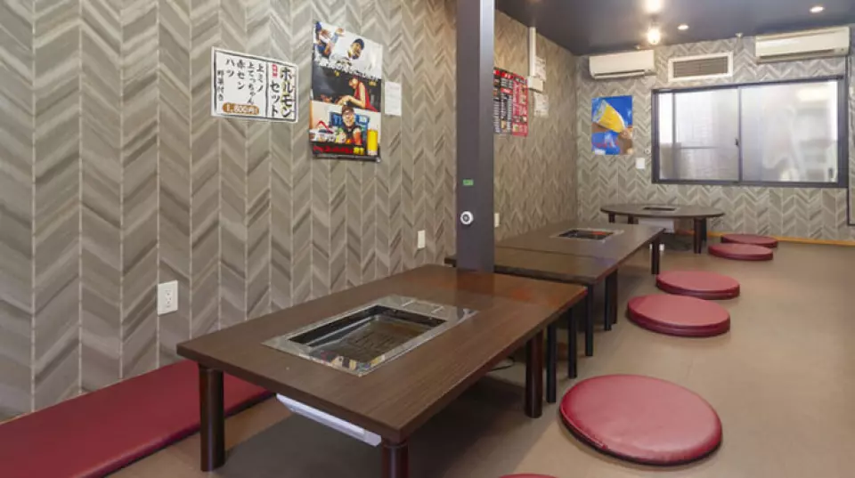5 minutes walk from JR Takatsuki Station and Hankyu Takatsukishi Station. Located in the center of each station, it is extremely convenient. Our restaurant is a two-story building, with the first floor mainly featuring tables for two people, perfect for small gatherings, and the second floor equipped with tatami seating for large groups. The entire floor can be reserved for parties of 14 or more people. Please make reservations in advance for company-related welcome and farewell parties and other banquets. Of course, you can drop in with colleagues after work, or enjoy yakiniku by yourself. It can be used for a wide range of occasions.