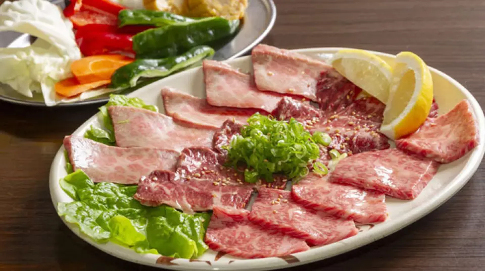 We serve Japanese black beef yakiniku in a smoke-free roaster. Grill the meat with a rich flavored kneaded sauce and enjoy it with a light marinade. We also have rare cuts such as the "special salt tongue" which is available in limited quantities from only a few cows, and the "tail slices" which are full of flavor and collagen. We also have a "mixed horumon" platter of the day's recommendations. Fresh dishes such as seared yukhoe and raw omasum, as well as "tamago pipi", which is like a rice dish with raw egg on top, go perfectly with the meat◎