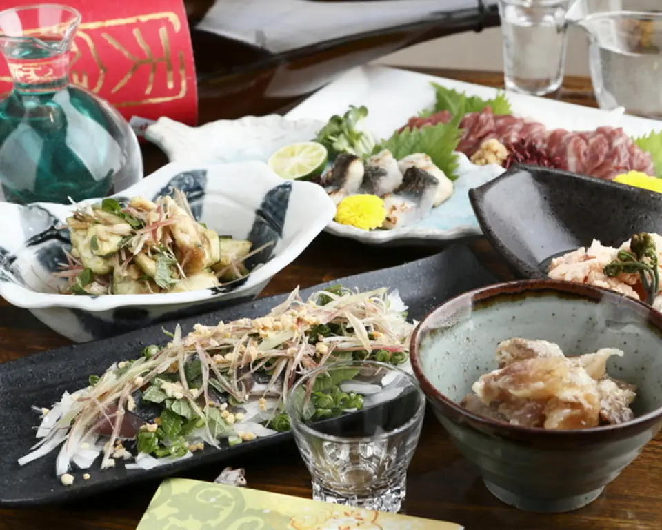 A luxurious dish made with seasonal ingredients that are full of seasonal flavor! Cooked with refined, expert skill, we serve you. Since opening, not a single day has passed without changing the menu. Enjoy the daily menu, which changes with the best ingredients of the day and the skill of our chefs!
