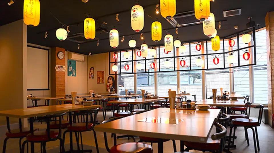 店內天花板上掛滿了燈籠，充滿了人氣居酒屋的氛圍。可以在熱鬧、休閒的氛圍中悠閒地享用美食的開放式廚房也是一大魅力，可以現場觀看食物的製作過程。我們有可以轉乘吉那的餐桌座位。還可接受 40 至 60 人的私人預訂！從單人飲酒到宴會，請在各種場合使用。