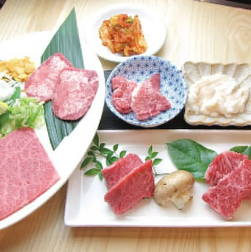 This is a course where you can enjoy a little bit of the meat recommended on the day. Not only meat, but also meat sushi and cold noodles are included, so you will be completely satisfied. (5,500 yen including tax)