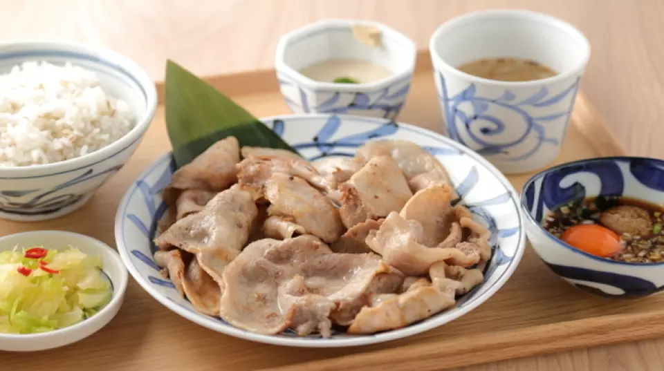 우리는 예리한 눈으로 엄선한 국산 "모치 포크"만을 사용합니다. "안치 스테이크"는 고급 돼지고기의 맛을 최대한 끌어내며, 스테이크의 식감을 즐길 수 있는 대인기 메뉴입니다♪ 먼저 5가지 종류에서 원하는 부위, 양, 양념을 선택합니다. 각 조각을 식감을 최대한 끌어낼 수 있는 두께로 썰어 특수 핫플레이트에서 육즙이 가득 찰 때까지 구워냅니다◎ 한입 한입에 퍼지는 깊은 풍미와 녹는 지방의 단맛을 마음껏 즐기세요!