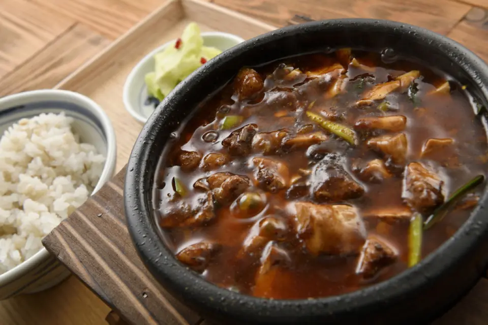 저희 레스토랑은 오랜 정육 도매상으로부터 돼지 한 마리를 통째로 매입하여, 다양한 종류의 돼지고기 요리를 자랑으로 여깁니다. 두껍게 썬 "야파 스테이크"는 돼지고기 스테이크의 고전 스타일입니다. 바삭하게 튀긴 "오리지널! 돼지 라운드 커틀릿 정식"과 고기 덩어리를 메인으로 한 "돼지 라운드 고급 고기 마포 정식" 등 엄선된 요리도 제공합니다. 신속한 서비스도 저희의 매력 중 하나입니다 ◎ 바쁜 일정 사이의 런치 브레이크에 완벽합니다. 식사로도 좋고, 술과도 잘 어울립니다! 맥주, 차가운 사케, 하이볼 등과 함께 드세요♪
