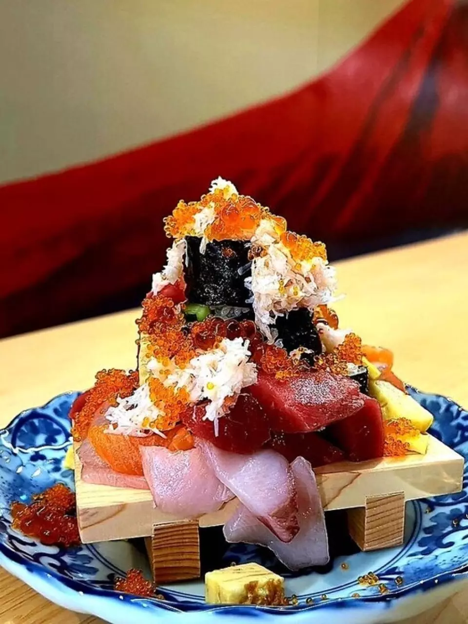 We offer authentic Edomae nigiri sushi at bar prices using fresh fish delivered directly from all over Japan. We have a lineup of dishes that customers can enjoy to their heart's content, such as bluefin tuna prepared using our unique aging technique, the hearty Fuji platter, and the chef's choice 5-piece platter that changes with each order. In addition, our rose rice, made with freshly cooked rice cooked that day, Edomae red vinegar and Kansai-style rice vinegar, and boiled soy sauce made with tuna flakes and secret ingredients, are special dishes that further enhance the flavor of the sushi.