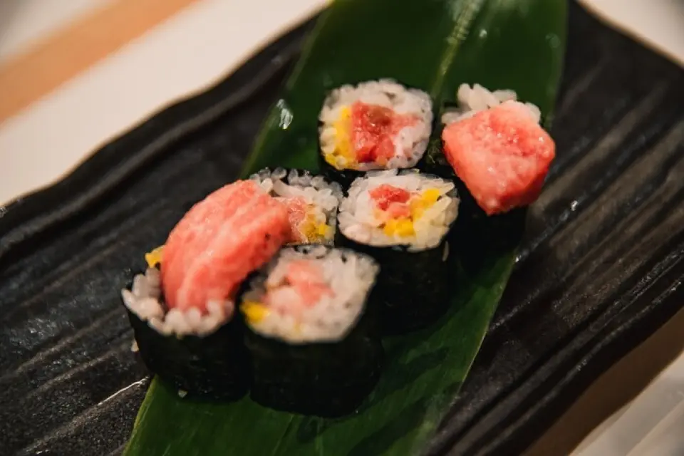 The appeal of this place is that you can enjoy authentic sushi made by a chef at an affordable price while still experiencing the atmosphere of a high-end sushi restaurant!