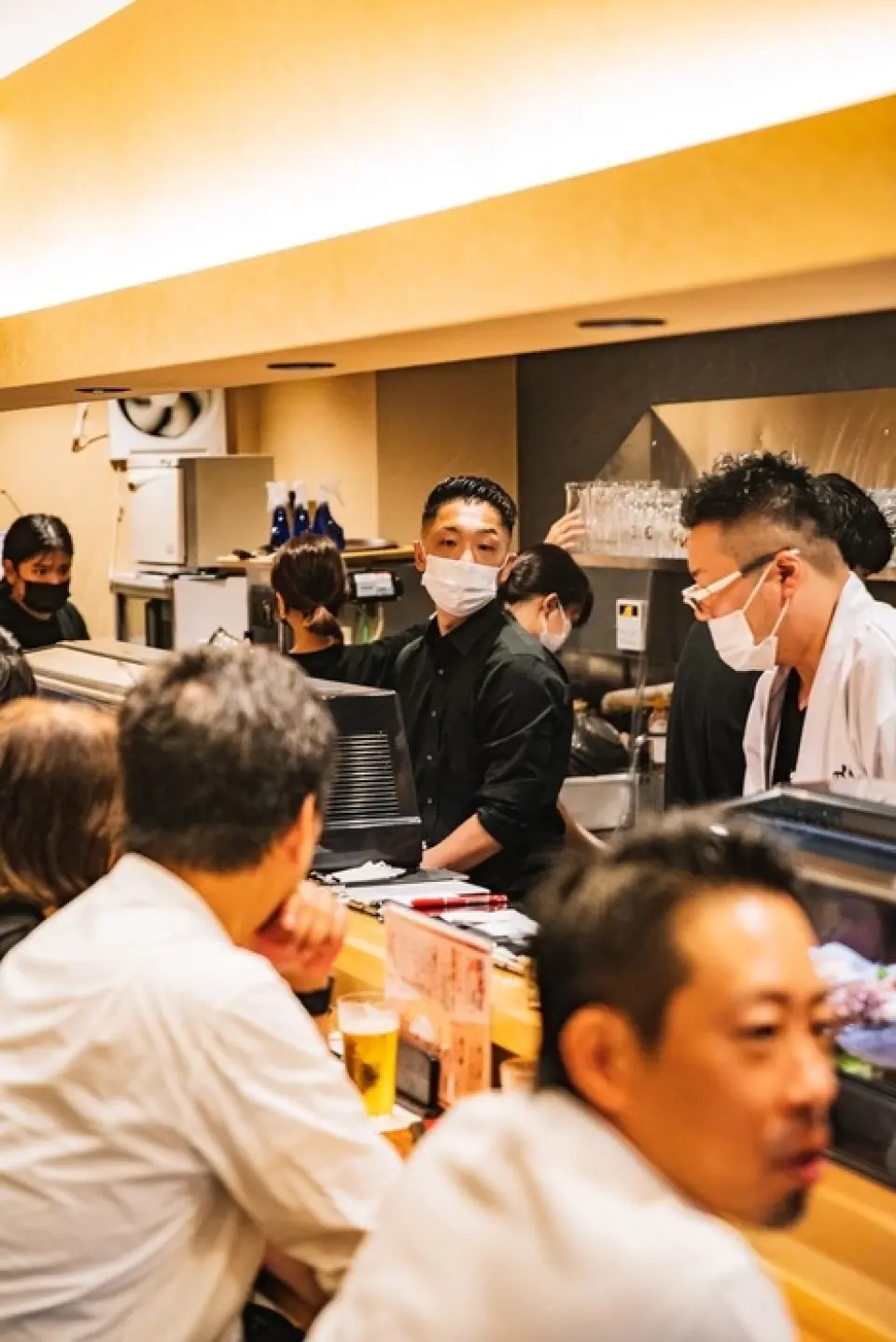 It's a lively restaurant, but the contrast with the atmosphere of a high-end sushi restaurant is also appealing.