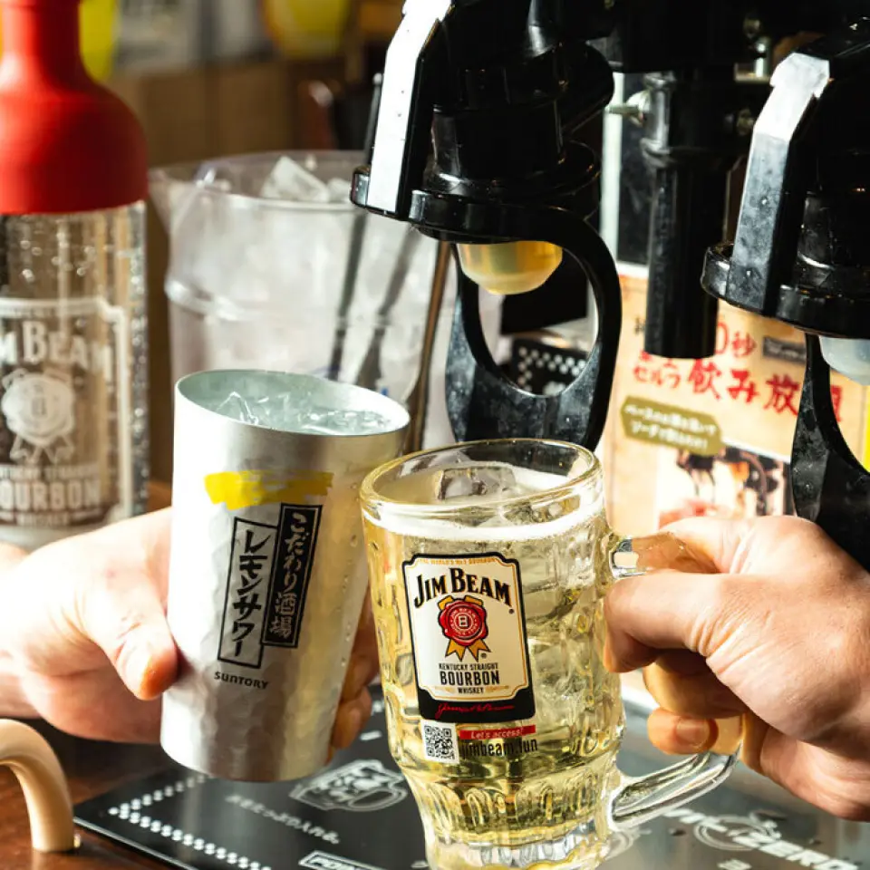 We have installed a tabletop server where you can enjoy two types of drinks, "Jim Beam Highball" and "Kodawari Sakaba Lemon Sour" at your seat. In addition, self-drink is available for 550 yen for 30 minutes! Enjoy as much as you like for the entire time ◎ The ratio is also up to your preference ♪ You can use not only table seats but also counter seats. Enjoy yakiniku at the counter by yourself, or have fun with friends at the table seats for various occasions!