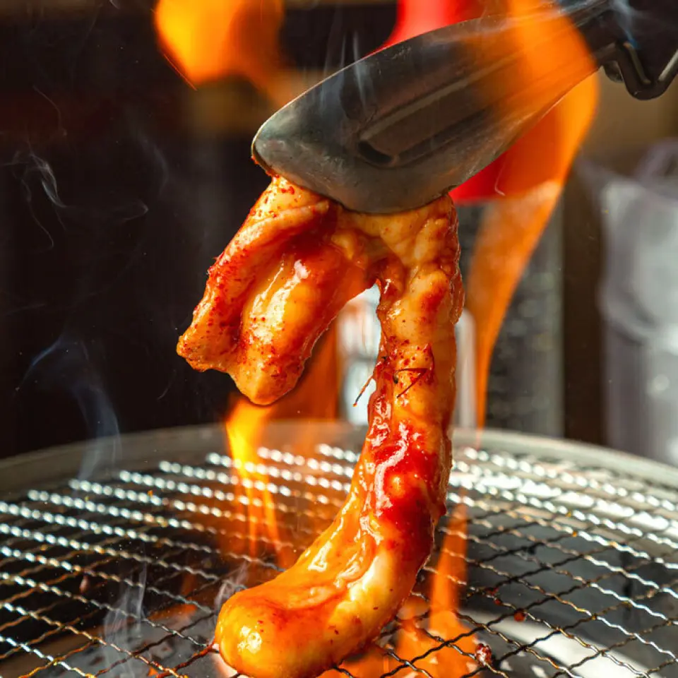 The specialty "Spicy Yottoko Dragon" is a hearty dish where you can enjoy a whole white innards marinated in a spicy sauce! When you place the fatty innards on the grill, flames will rise up just like a dragon breathing fire♪ Once it's well-cooked, cut it into your desired size and enjoy! We also recommend the "Green Onion Salted Tongue" with its addictive original lemon green onion sauce◎The texture of the green onions stuffed into the thick tongue is irresistible!