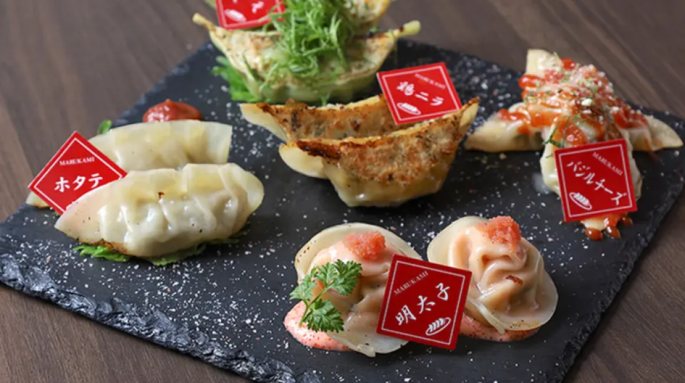 Our specialty is gyoza. The recommended way to eat the classic fried gyoza is to pour our homemade green onion sauce over it! We also offer variations such as boiled gyoza covered in green onions and ajillo gyoza, as well as platters that include shiso, chicken with chives, and mentaiko. We also recommend the "light horse meat soup gyoza," which allows you to enjoy high-quality meat sourced from a horse meat specialty store. In addition to vegetables and horse meat, this set also comes with gyoza and noodles for a satisfying meal.
