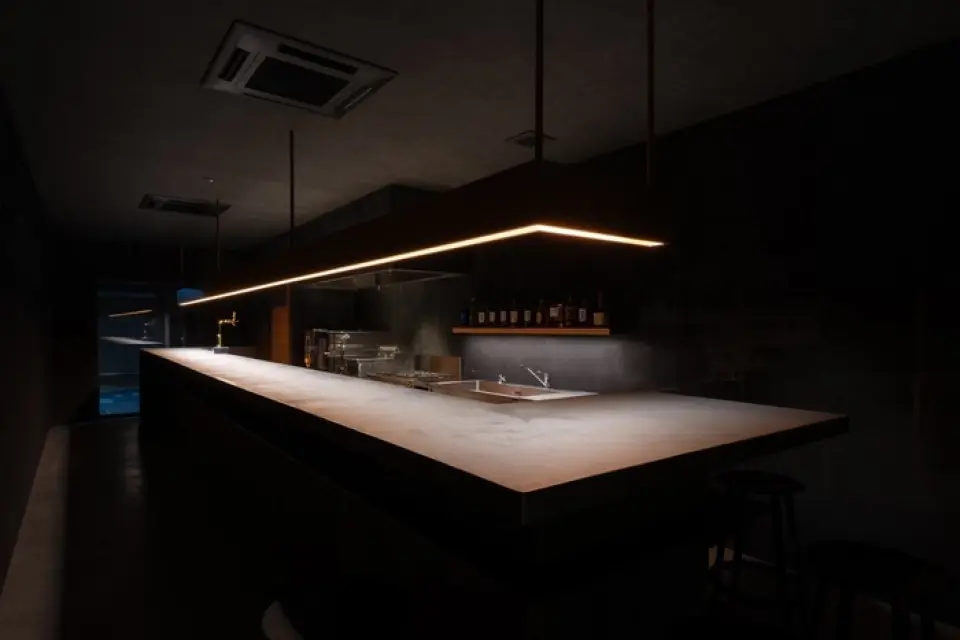 我们的餐厅是一家站立式酒吧，气氛平静。即使您独自一人，也可以随时过来。还提供椅子，每张 500 日元。在我们现代化的内饰中享用一杯饮品，享受轻松的时光。我们不仅供应晚餐，而且营业至深夜，因此非常适合作为第二或第三家餐厅。我们也接受私人租赁，因此请随时与我们联系。可以预约，这对于立式酒吧来说是很少见的。如果您想一定要来，请预约。