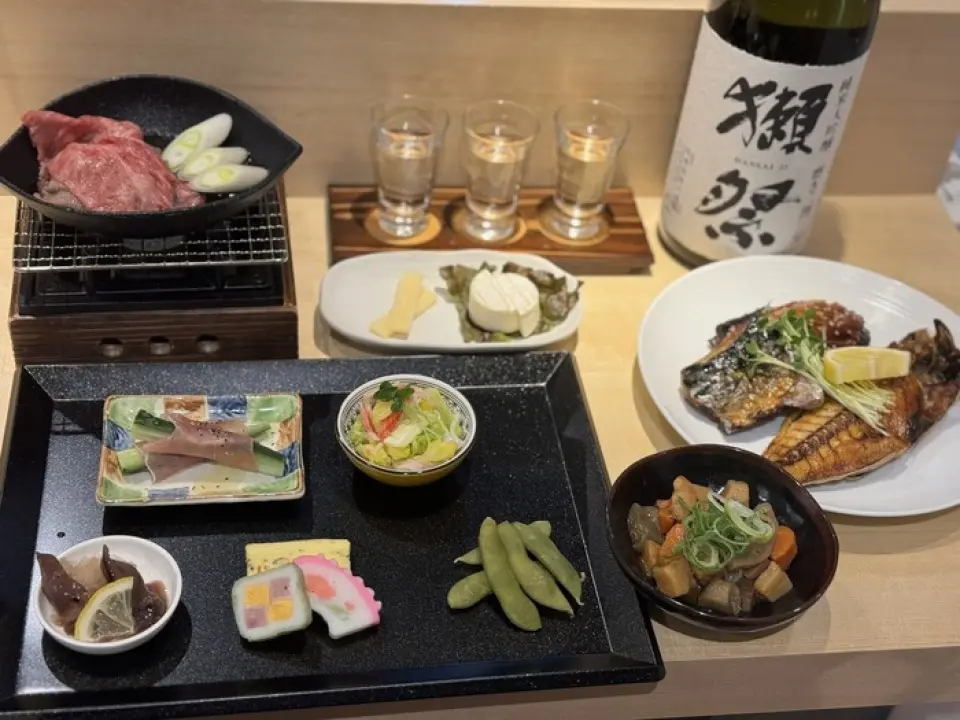 We offer six different courses to choose from depending on your budget. We have a wide variety of options, from food only to sake tasting. Our recommendation is the "Deluxe Omakase Course + Sake Set - Daiginjo." This course is packed with our proud menu, including a five-item platter, a comparison of three types of dried fish by Hyper Dried Fish Creator, and a mini ramen to finish off the meal. In addition to comparing the three types of sake, you can have refills of the ones you like.