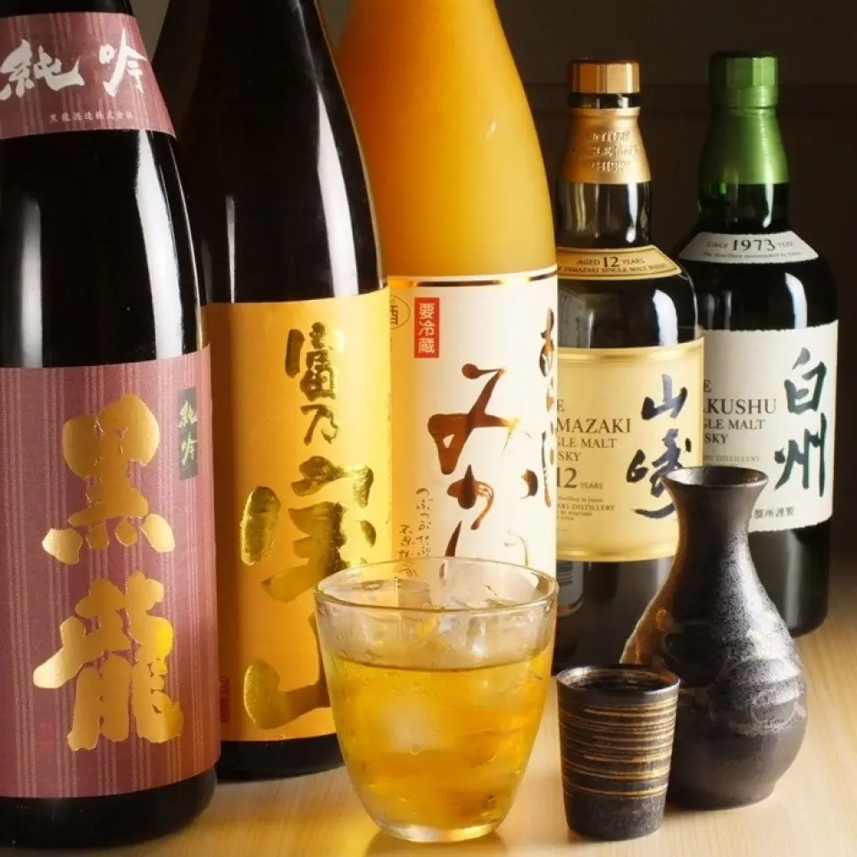 备有深受女性喜爱的果酒、梅酒等丰富的饮品。我们提供以纯米酒为主的当地酒。