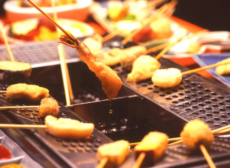 Kushiya's kushiage is not only made with high-quality ingredients, but also with the batter, breadcrumbs, and sauce! The batter is an original blend of carefully selected ingredients, and the breadcrumbs are made from carefully selected ingredients that do not absorb oil and are finely ground into sand. The secret to delicious deep-frying is to coat your favorite ingredients thinly with the breadcrumbs. Enjoy your original kushiage that is crispy on the outside and juicy on the inside.