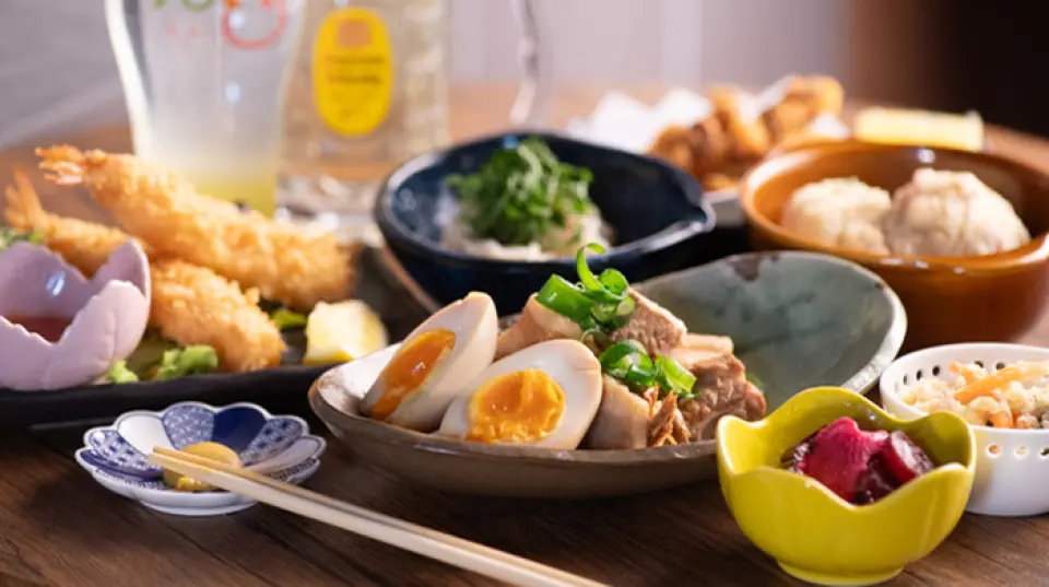 We are proud of our home-style obanzai (traditional side dishes) made with Kyoto vegetables, with a gentle taste. We also offer rice in cute-looking mugs, which are small enough to allow you to enjoy a variety of flavors little by little. We offer carbonara risotto, Caesar salad, chicken omurice, and more, all in easy-to-eat sizes. The fluffy rice is perfect for rice balls. The ingredients are a surprise at the time. We also have snacks made with seasonal ingredients, so please enjoy them with your alcoholic beverages.