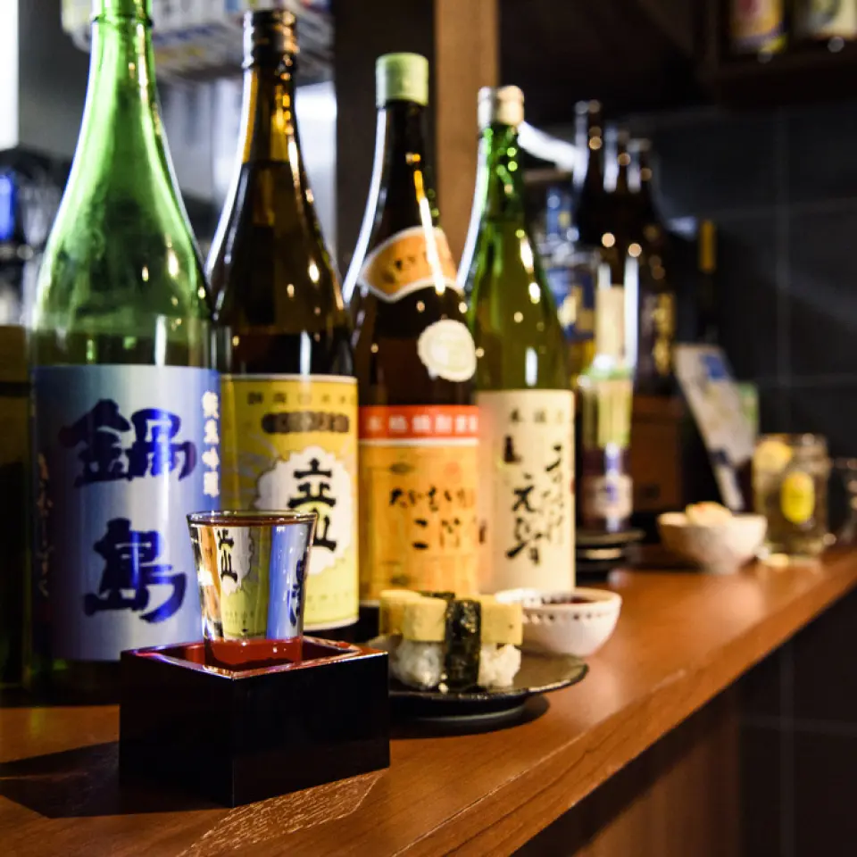 We have carefully selected sake from all over Japan that goes well with our obanzai. We also have local Kyoto sake, so be sure to stop by when you're sightseeing. In addition, we offer draft beer starting at 480 yen (bottled beer available from Asahi, Kirin, and Sapporo), highballs starting at 380 yen, and various sours at 450 yen, making it an attractive option for reasonable prices. We are open from 3pm, so you can come and enjoy a drink during the day. Standing drinks are also welcome. The atmosphere is welcoming even for women.