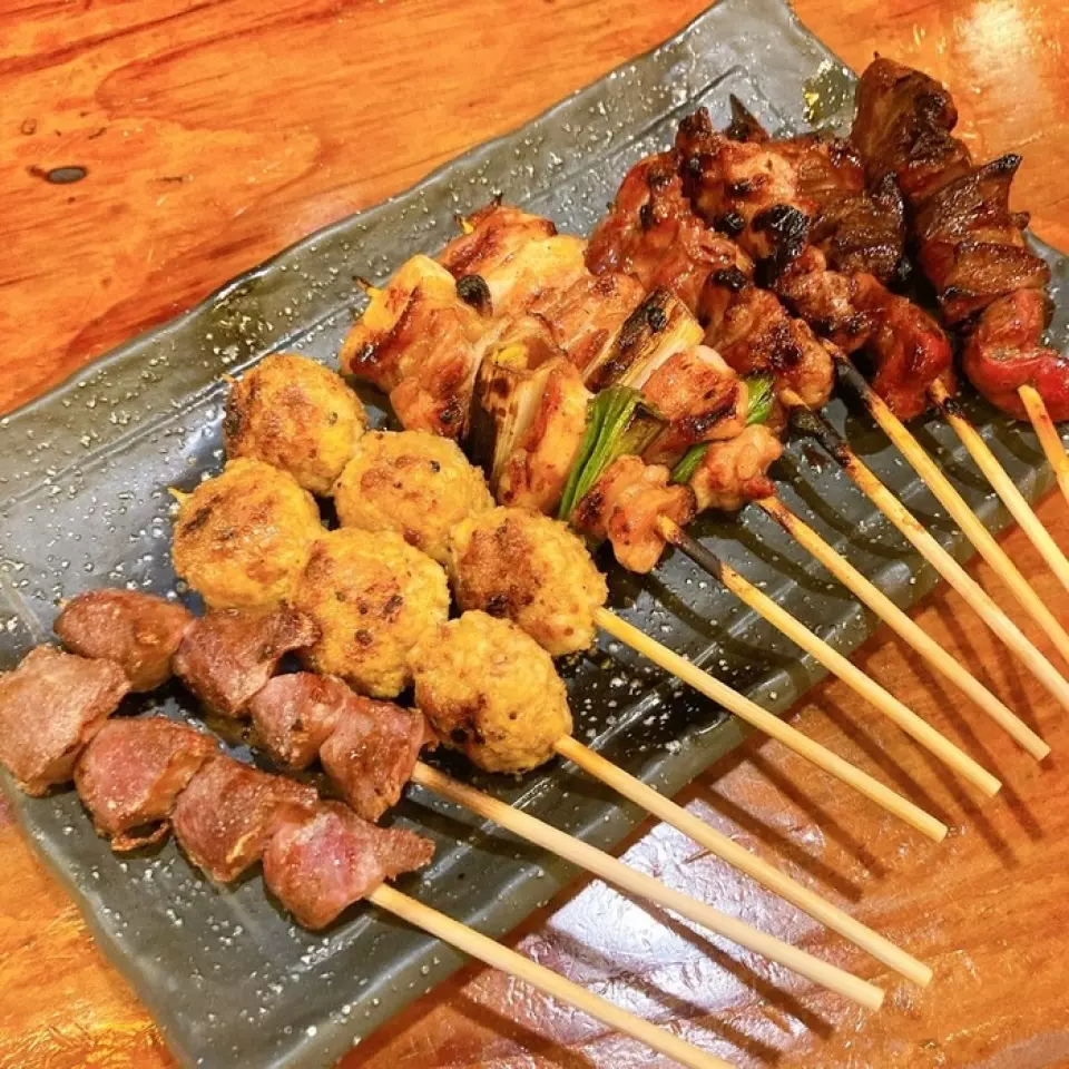 We have many discount coupons available. Only at the counter seats, we offer 10 skewers of yakitori at half price! In addition, with the weekday-only Happy Hour coupon, you can order draft beer, chuhai, and highballs for 250 yen. In addition, we also have a coupon for one group per day that allows parties of four or more to extend their all-you-can-drink time by 30 minutes. ◎ There is also a TV set in the store, so you can enjoy watching sports. Please spend your time however you like.