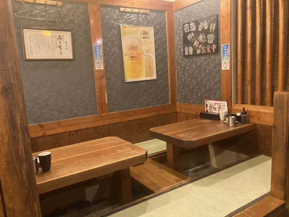 Our restaurant is a yakitori izakaya beloved by locals, marked by a red sign and paper lanterns. The interior of the restaurant, with its warm wooden interior, is a cozy, homey space. In addition to table seating that can be used according to the number of people, we also have counter seats that are perfect for solo diners or dates. We also have sunken kotatsu seats where you can stretch your legs out, making it a great place for important meals and various banquets. Please enjoy a relaxing, adult time as you savor our carefully selected dishes and drinks to your heart's content.