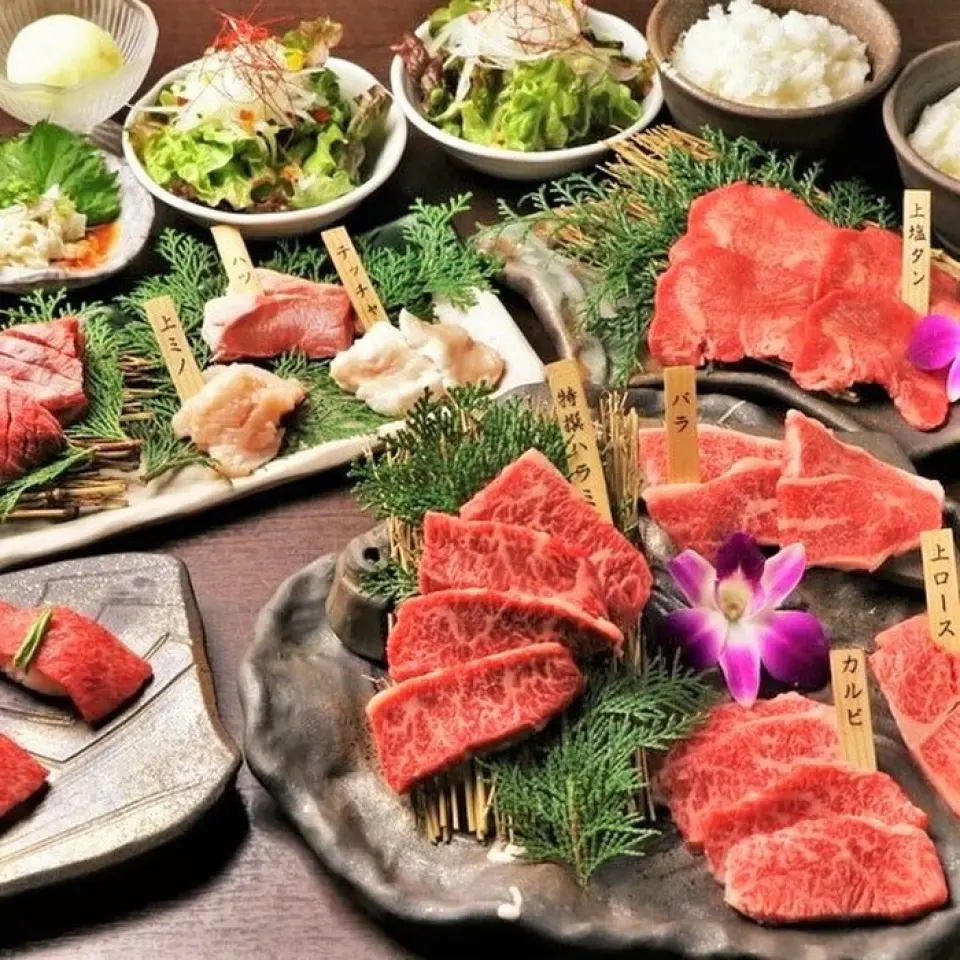 非常適合派對季節！牛二郎提供包含無限暢飲在內的5種套餐，5,500日圓（含稅）起。請根據您的預算使用。 *詳情請參閱菜單頁面。