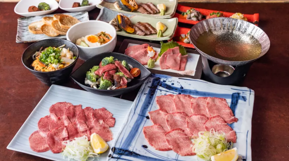 我們也提供多種飲品菜單。啤酒、高球酒、初海、水果酒等品種豐富。您可以選擇適合您的肉類或火鍋的飲料。另外，對於忘年會、新年會等聚會，我們推薦您可以以合理的價格享用無限暢飲的套餐◎請在想要度過愉快時光的夜晚使用。