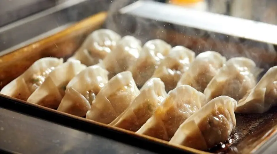 We offer the ultimate gyoza at a reasonable price, with the best quality of the skin, filling, and cooking time! "Maruken Fried Gyoza" is made with no garlic, uses only domestic ingredients, and is prepared daily in-house. We offer two types of sauce: Maruken's special, slightly sweet "vinegar soy sauce," and the standard Kobe white miso-based "miso sauce." It contains no chemical seasonings, and even if you mix it generously with the gyoza, it's not heavy, making it an addictively delicious dish.