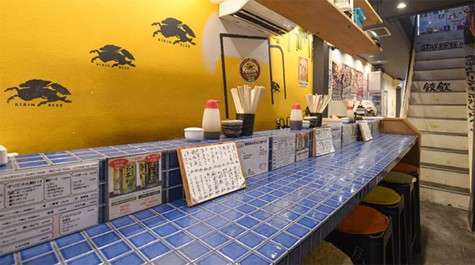 欢迎来到我们位于西中岛南方站步行仅 3 分钟的中国居酒屋，专营饺子！我们的两层商店提供各种不同大小的座位选择，让您舒适地放松。一楼设有适合独自饮酒的蓝色瓷砖吧台座位，再往里走则设有适合小团体用餐的桌椅座位。二楼设有可容纳约10人的桌席。每周五，这里都会营业至第二天早上 5 点，因此这里也是举办聚会的好地方。