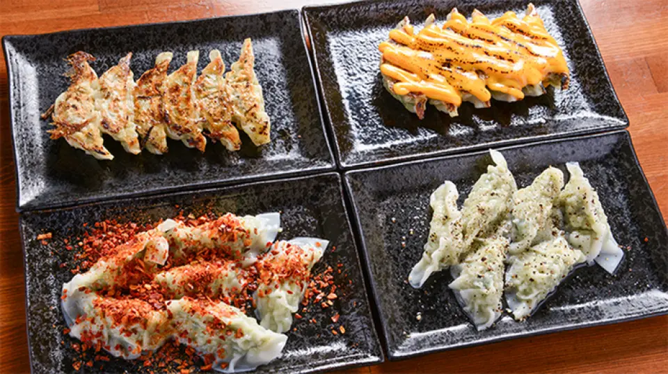 该餐厅以其招牌菜饺子而自豪，该饺子采用国产黑猪肉和蔬菜制成。本店的饺子皮很薄，一口就能吃完。煎饺和煮饺子特别受欢迎，6个一份只要430日元！我们还提供奶酪、辣味和冰镇等一系列独特口味。现在就来介绍一下我们推荐的美味吃法。首先，尝试一下不添加任何东西的原样。接下来，将蒜油加入酱汁中，蘸着吃。