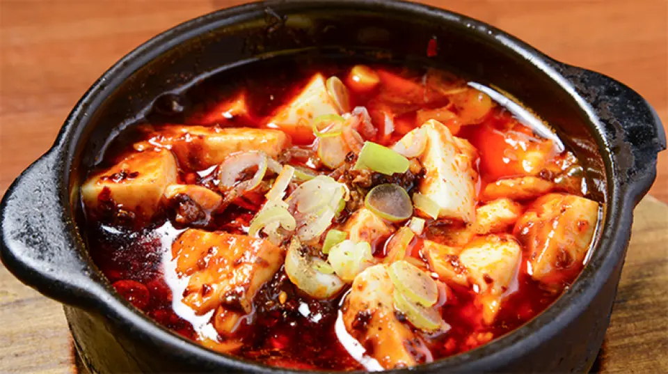 除了主打菜饺子之外，我们还提供各种其他美食。我们的菜品丰富多样，包括经典和稀有的中国菜，例如“麻婆豆腐”，其美味麻辣的秘诀在于“盐葱蒸鸡”和“Yodare 鸡”。您还可以品尝“小笼包”和“虾饺”等蒸菜♪ 一边喝着饮料，一边品尝这些菜肴如何？我们还提供两道菜，让您可以以超值的价格享用我们推荐的菜肴。无限畅饮的选择让它成为年底和新年派对的完美选择！