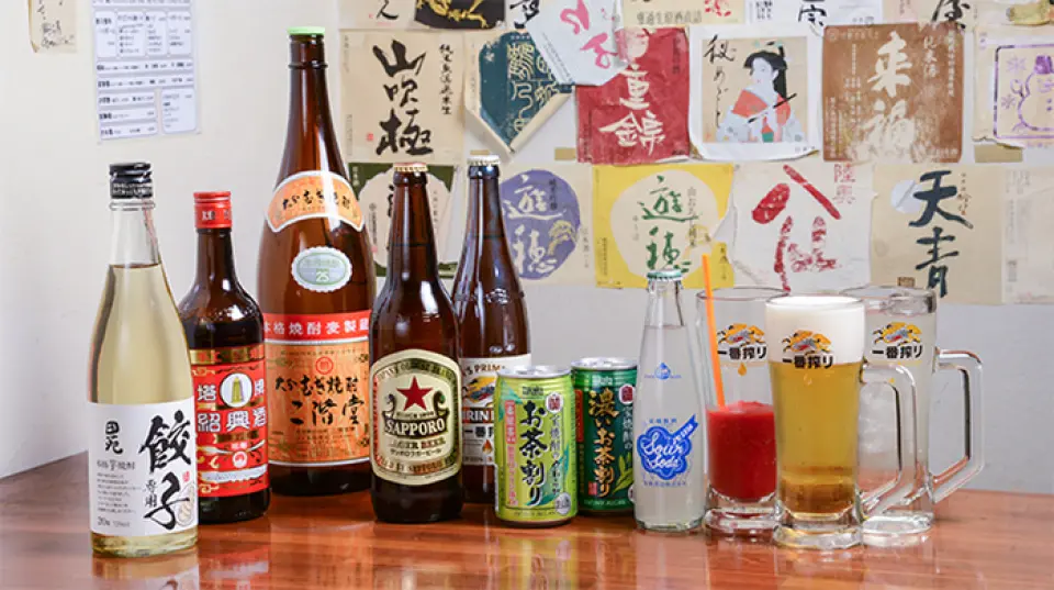我们还提供各种与美味佳肴完美搭配的酒精饮料。最推荐的饮品之一是“饺子高球”（500日元）。这种饮料是将专门为煎饺子制作的烧酒与碳酸水混合制成的。其口感清爽，带出了肉汁和蔬菜的鲜味！另外三种原创的 chuhai 饮料也很受欢迎：Ura Lemon High、Ura Tomato High 和 Ura Ginger High。首次光临的顾客每人限喝三杯饮料。请务必在访问时订购。