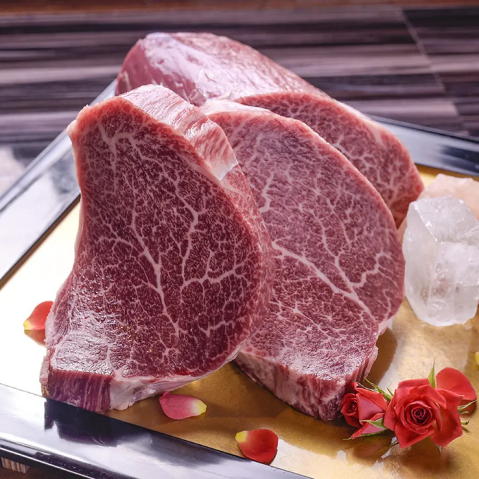 只有极少数的肉类被命名为“飞鸟牛肉”，并得到了拥有超过 15 年肉类经验的大师的认可。我们只提供由日本肉类分级协会 JMGA 分级的 A5 级黑毛和牛，其 BMS 评分为 9 分或以上，且各部位均已通过鉴赏家的严格挑选。该品牌的“飞鸟鸡”是由中谷雅人先生生产的，是奈良县最优质的当地鸡肉“大和肉鸡”之一。它的鲜味成分非常高，与价值数万日元的黑毛和牛相比，其美味程度完全不同。